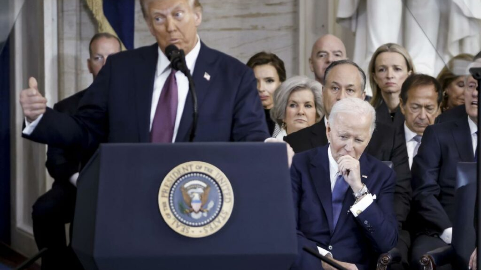 Washington (United States), 20/01/2025.- Former US President Joe Biden (R) listens as US President Donald Trump (L) delivers remarks after being sworn in as the 47th president of the United States in an inauguration ceremony in the rotunda of the United States Capitol in Washington, DC, USA, 20 January 2025. Trump, who defeated Kamala Harris, is being sworn in today as the 47th president of the United States. (Estados Unidos) EFE/EPA/SHAWN THEW / POOL