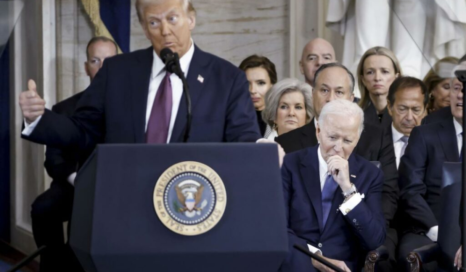 Washington (United States), 20/01/2025.- Former US President Joe Biden (R) listens as US President Donald Trump (L) delivers remarks after being sworn in as the 47th president of the United States in an inauguration ceremony in the rotunda of the United States Capitol in Washington, DC, USA, 20 January 2025. Trump, who defeated Kamala Harris, is being sworn in today as the 47th president of the United States. (Estados Unidos) EFE/EPA/SHAWN THEW / POOL