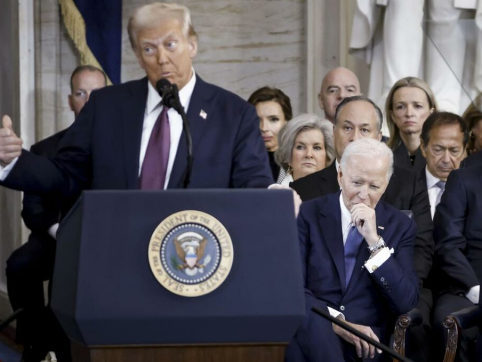 Washington (United States), 20/01/2025.- Former US President Joe Biden (R) listens as US President Donald Trump (L) delivers remarks after being sworn in as the 47th president of the United States in an inauguration ceremony in the rotunda of the United States Capitol in Washington, DC, USA, 20 January 2025. Trump, who defeated Kamala Harris, is being sworn in today as the 47th president of the United States. (Estados Unidos) EFE/EPA/SHAWN THEW / POOL